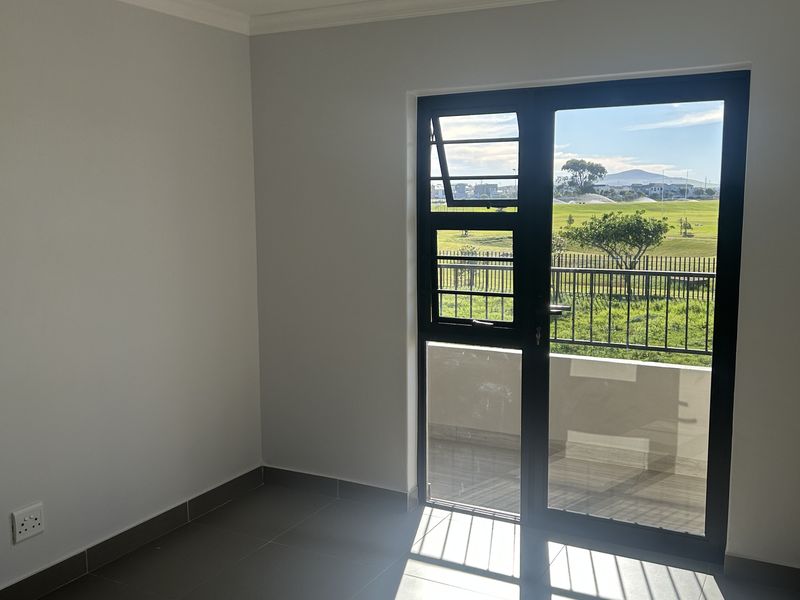Newly Renovated 2 Bedroom 2 Bath apartment - Photo 4