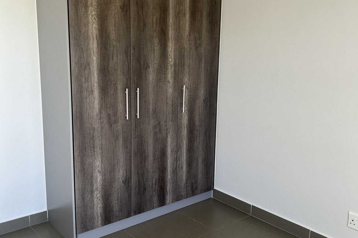 Newly Renovated 2 Bedroom 2 Bath apartment - Photo 3
