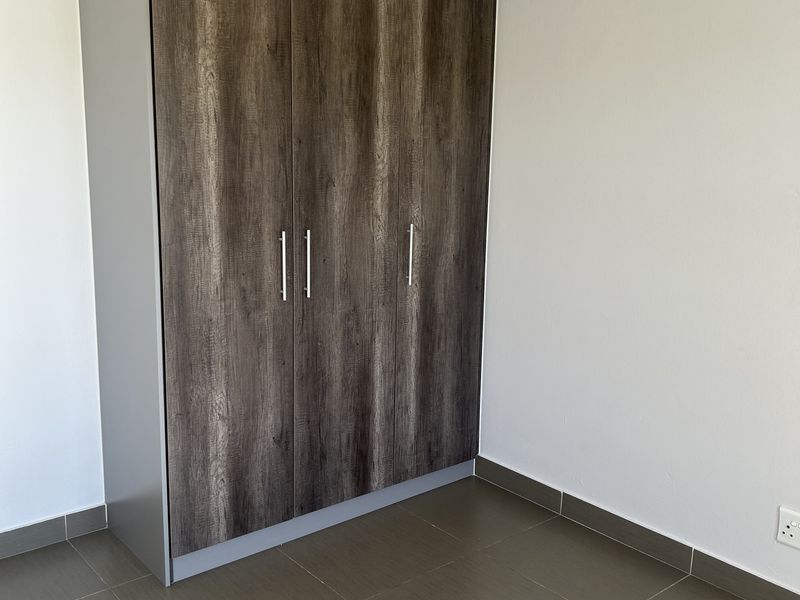Newly Renovated 2 Bedroom 2 Bath apartment - Photo 3