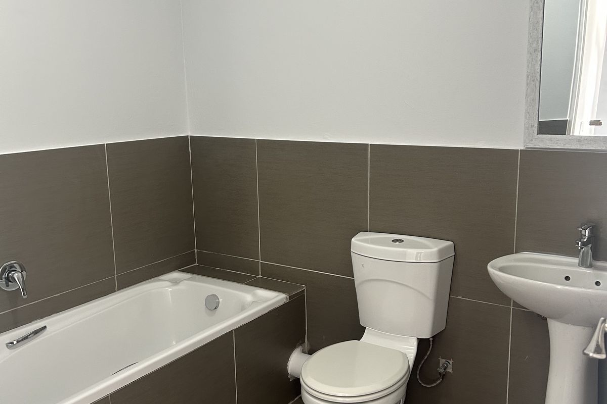 Newly Renovated 2 Bedroom 2 Bath apartment - Photo 5