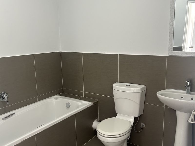 Newly Renovated 2 Bedroom 2 Bath apartment - Photo 5