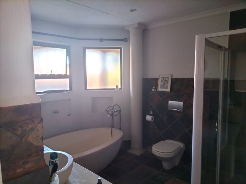 Immaculate Double-Storey Family Home with Multiple Entertainment Areas and Ample Parking - Photo 4