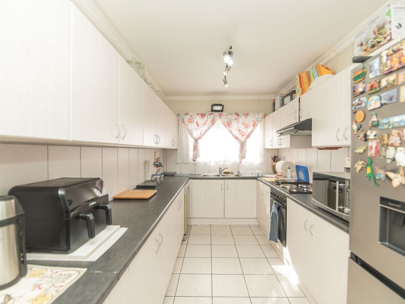 Lavendula – Neat & Secure Townhouse with Double Garage - Photo 10