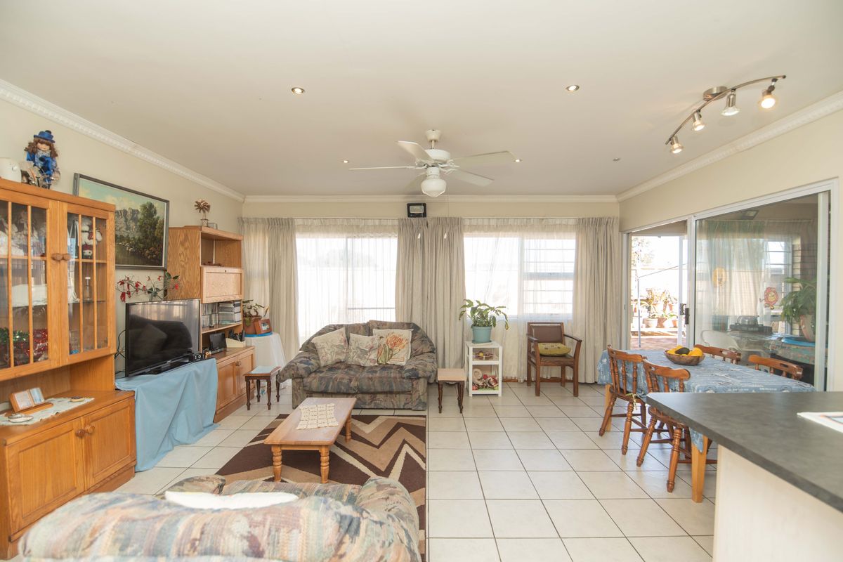 Lavendula – Neat & Secure Townhouse with Double Garage - Photo 3