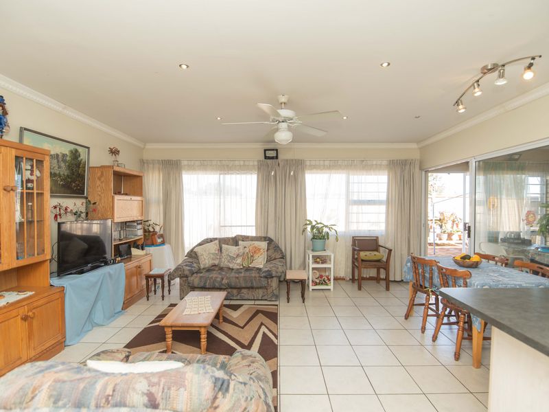 Lavendula – Neat & Secure Townhouse with Double Garage - Photo 3