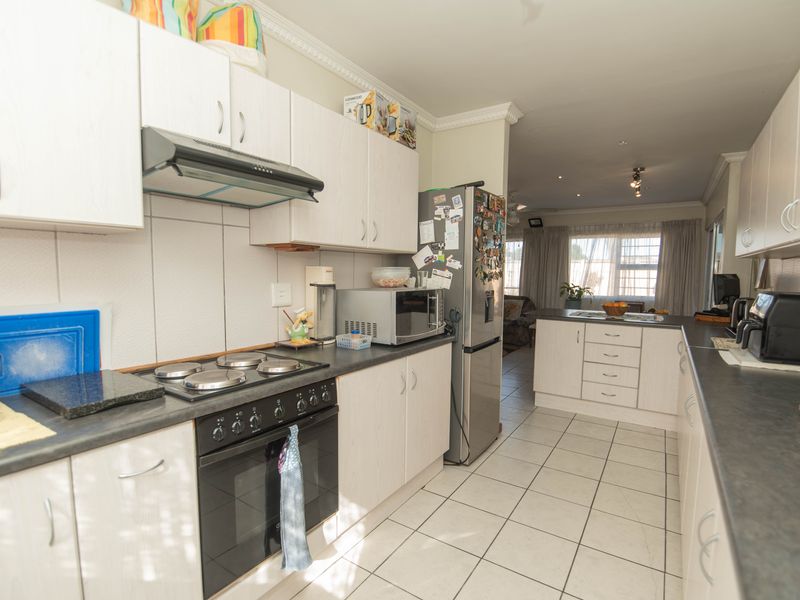 Lavendula – Neat & Secure Townhouse with Double Garage - Photo 9