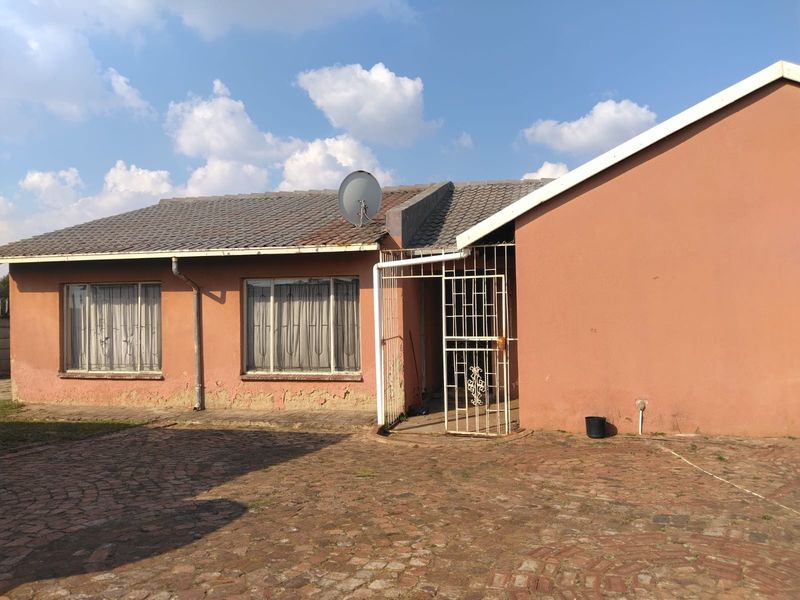 10 Bedroom house for sale with flatlets in Van Dyk Park - Photo 1