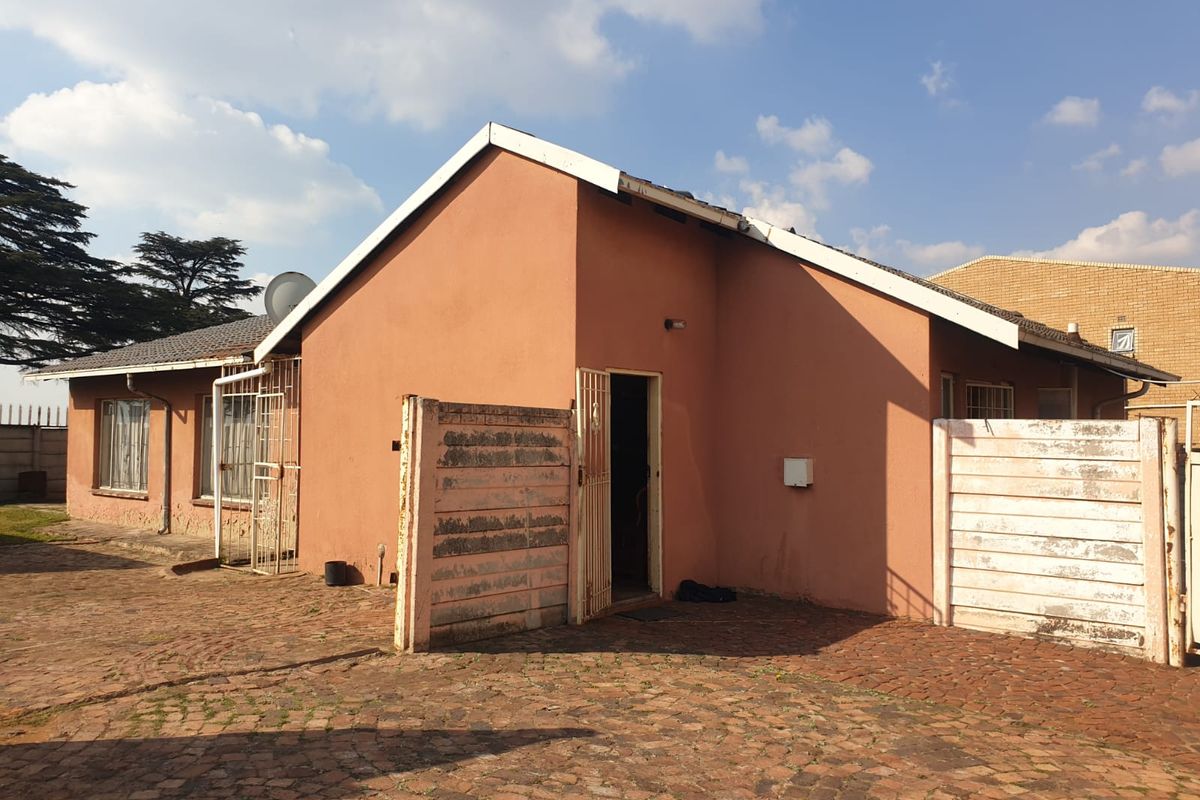 10 Bedroom house for sale with flatlets in Van Dyk Park - Photo 2