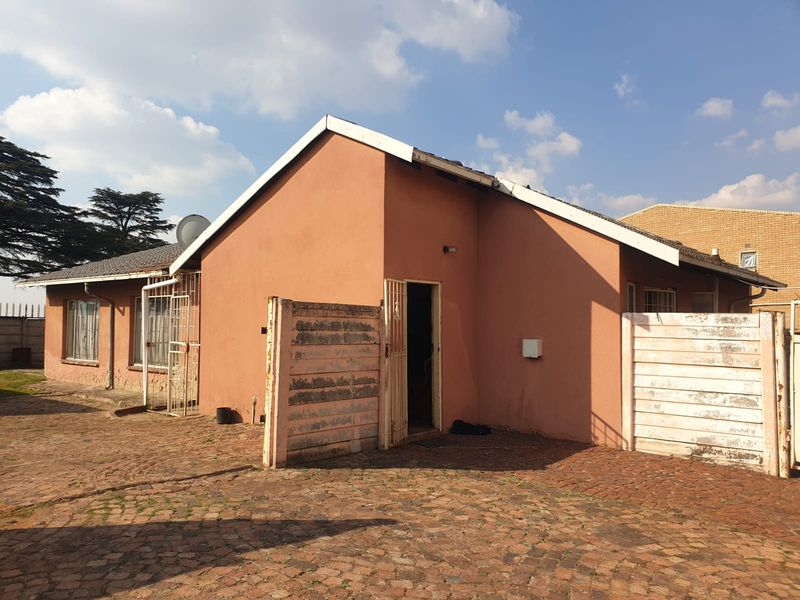 10 Bedroom house for sale with flatlets in Van Dyk Park - Photo 2