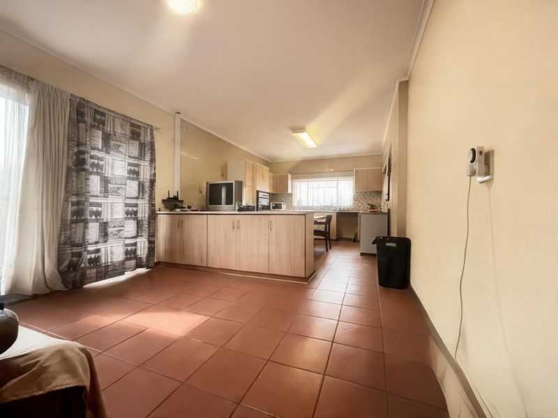 Beautiful Family Home in Brakpan - Photo 8