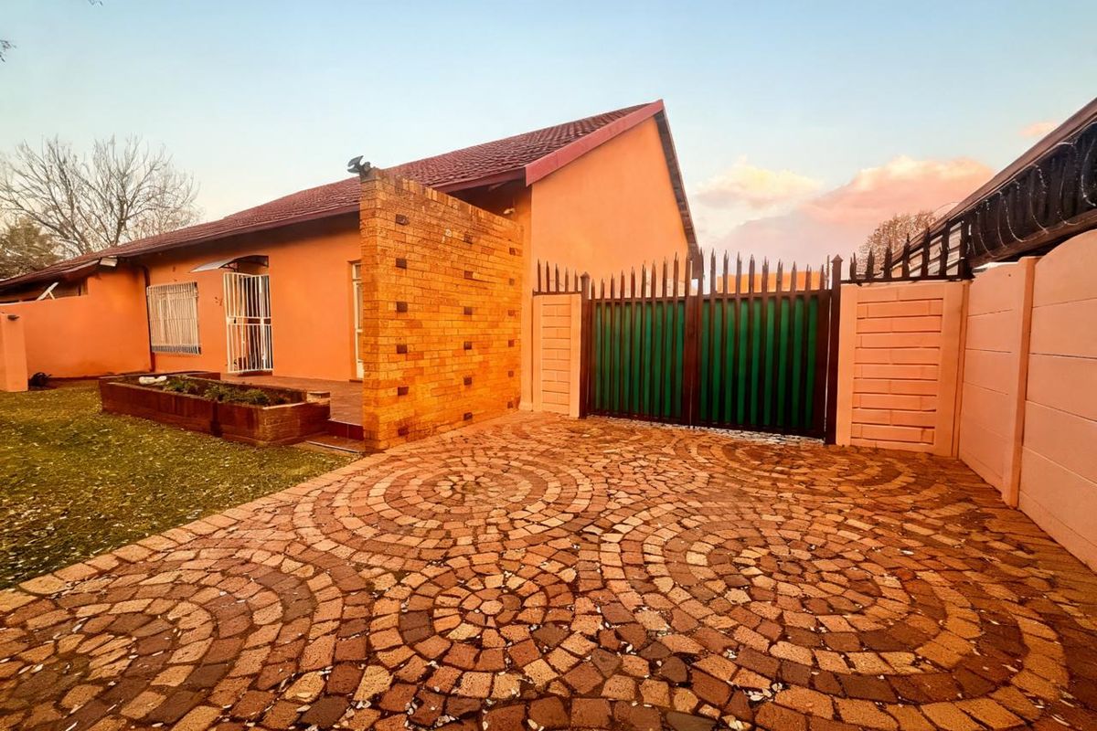 Beautiful Family Home in Brakpan - Photo 3