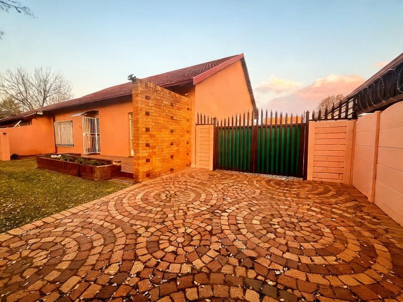 Beautiful Family Home in Brakpan - Photo 3
