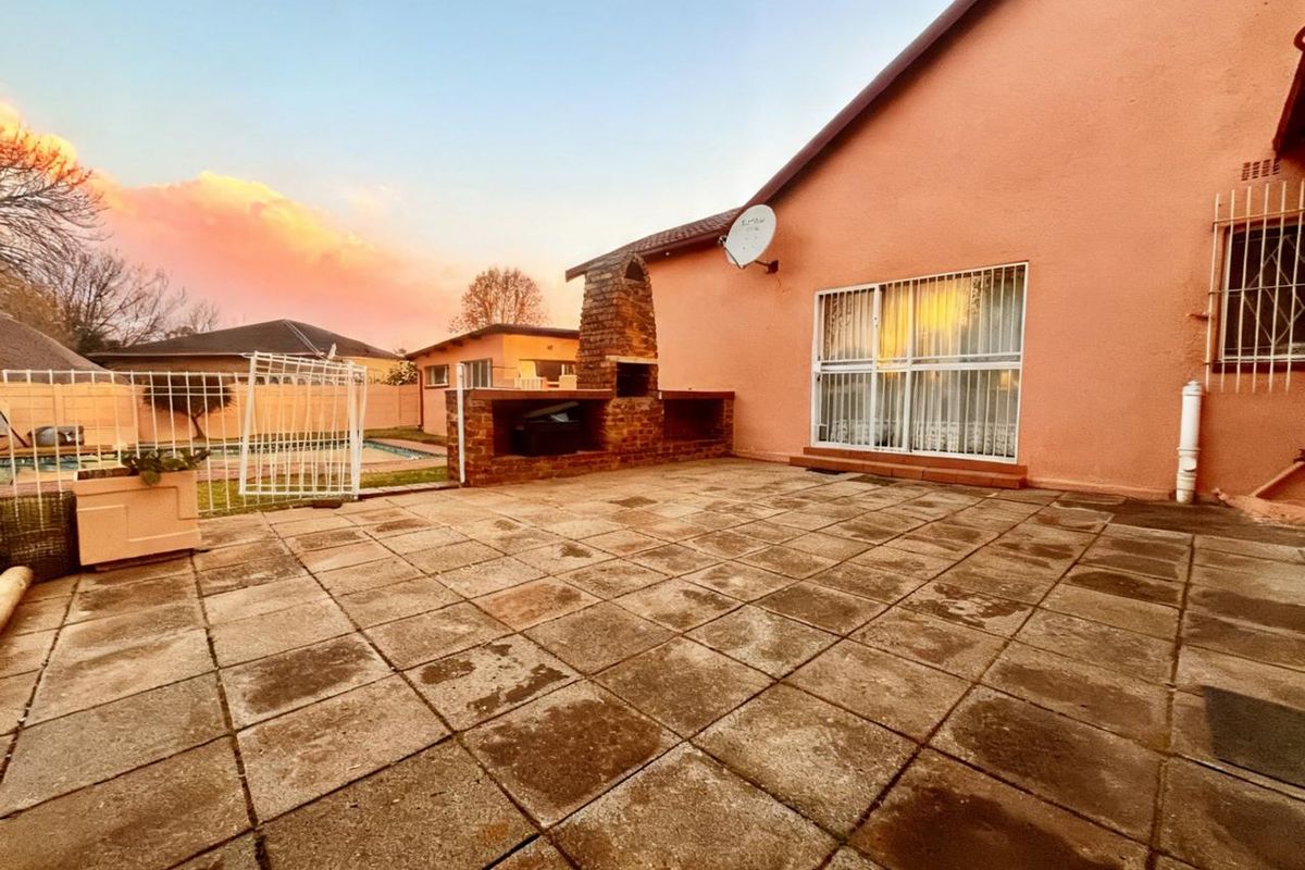 Beautiful Family Home in Brakpan - Photo 2