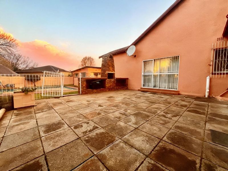 Beautiful Family Home in Brakpan - Photo 2