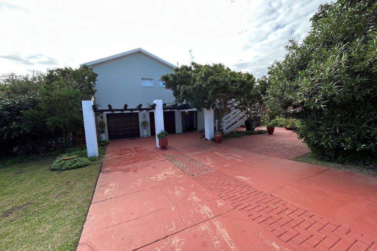 LOVELY  4  BEDROOM HOUSE WELL LOCATED IN SOUGHT AFTER PARADISE BEACH - Photo 4