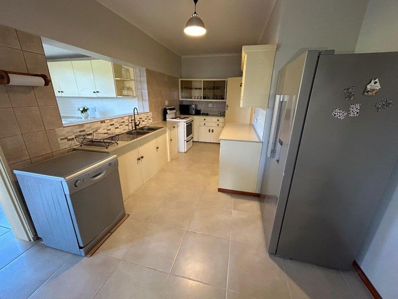 LOVELY  4  BEDROOM HOUSE WELL LOCATED IN SOUGHT AFTER PARADISE BEACH - Photo 10