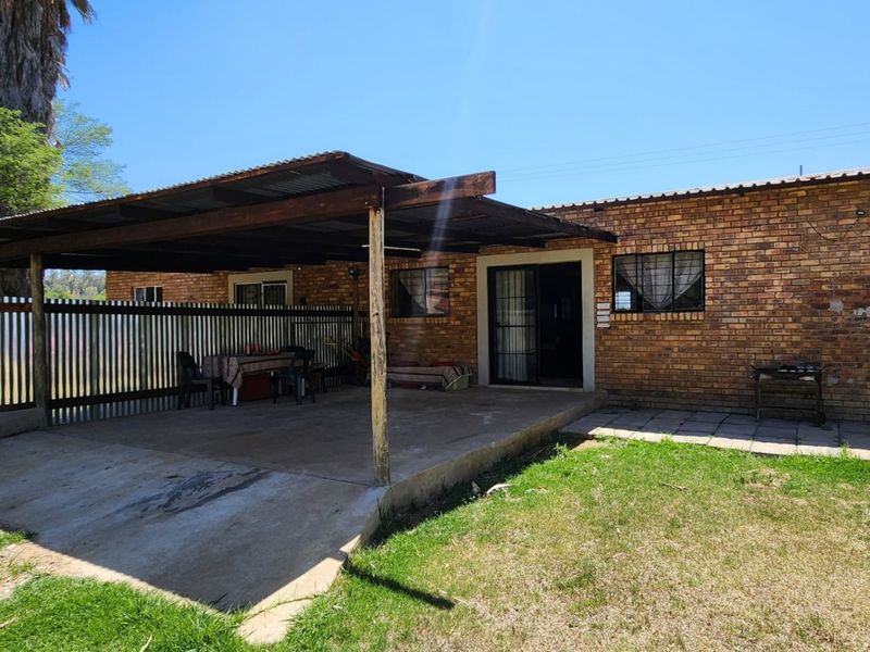 Smallholding in Lewzene Estate Cullinan - Monthly Rental Income R31 500.00! - Photo 1