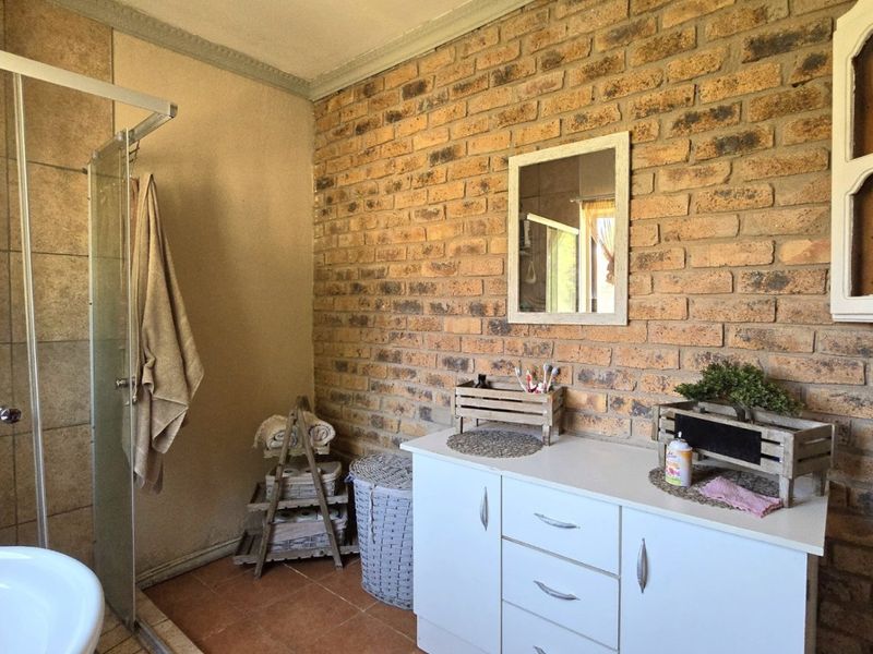 Smallholding in Lewzene Estate Cullinan - Monthly Rental Income R31 500.00! - Photo 10