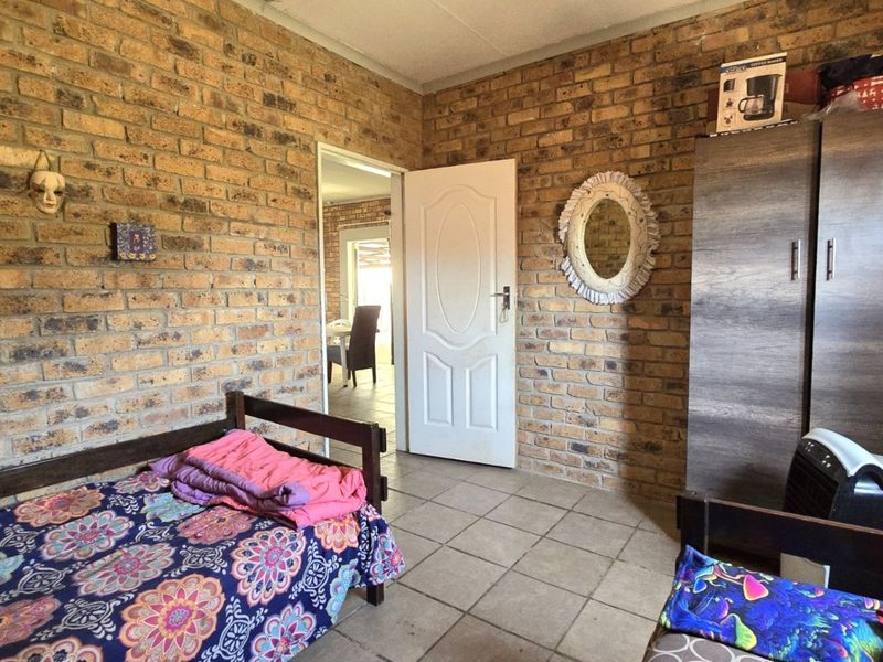 Smallholding in Lewzene Estate Cullinan - Monthly Rental Income R31 500.00! - Photo 8
