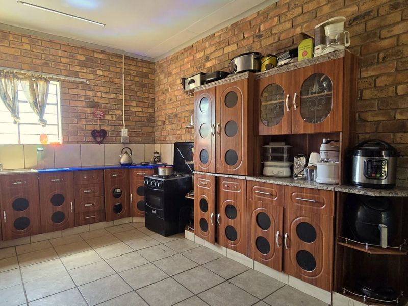 Smallholding in Lewzene Estate Cullinan - Monthly Rental Income R31 500.00! - Photo 9