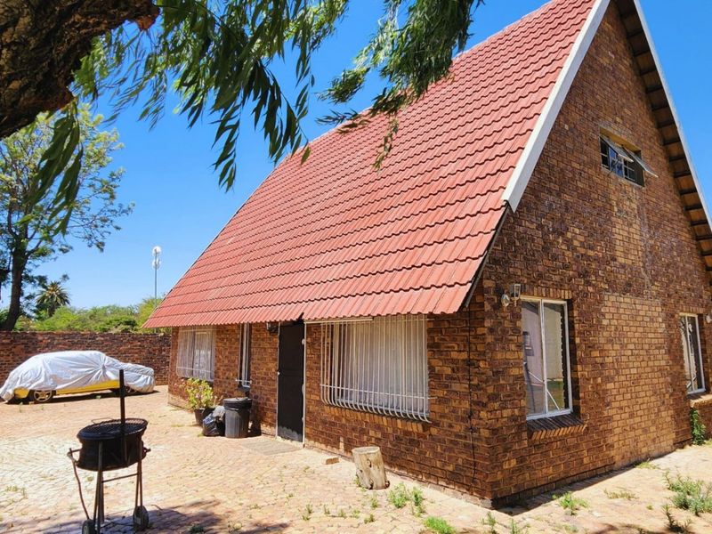 Smallholding in Lewzene Estate Cullinan - Monthly Rental Income R31 500.00! - Photo 2