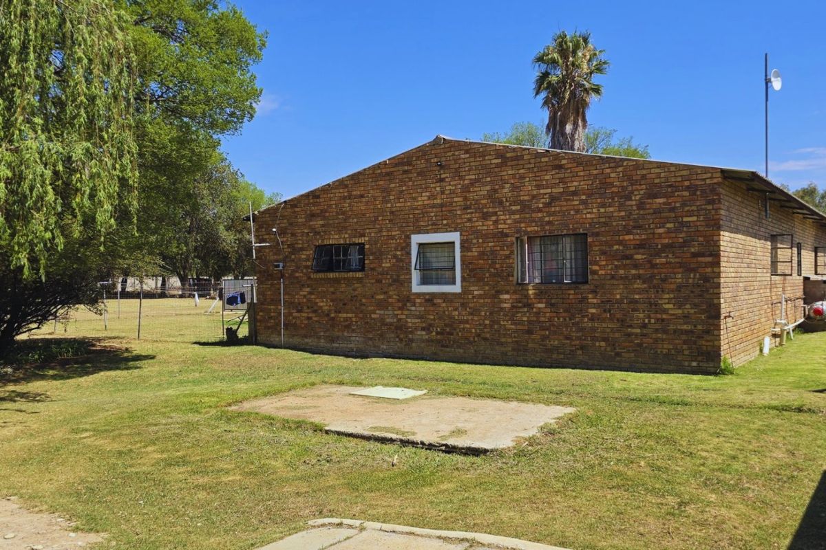 Smallholding in Lewzene Estate Cullinan - Monthly Rental Income R31 500.00! - Photo 3