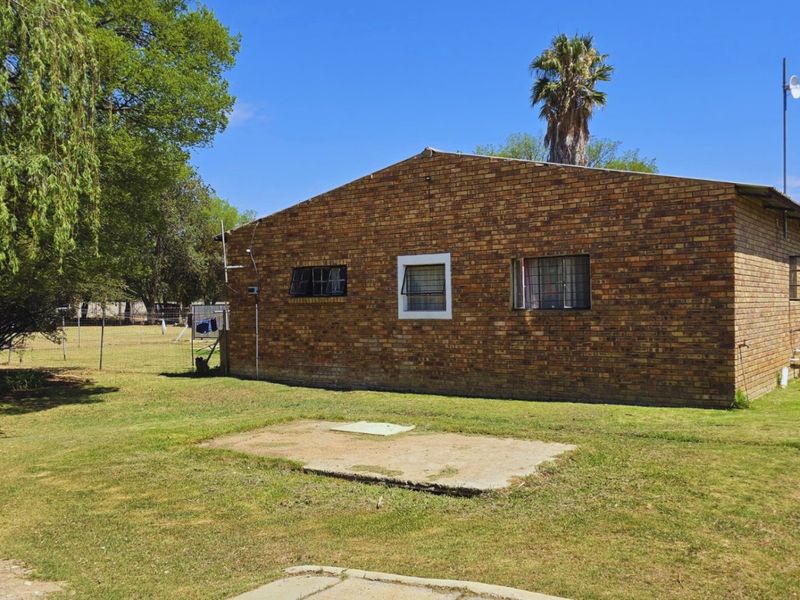 Smallholding in Lewzene Estate Cullinan - Monthly Rental Income R31 500.00! - Photo 3