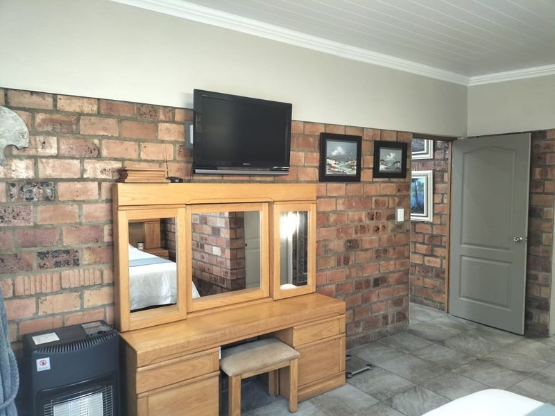 Elegant Family Home Offering Space, Comfort and Effortless Entertaining - Photo 3