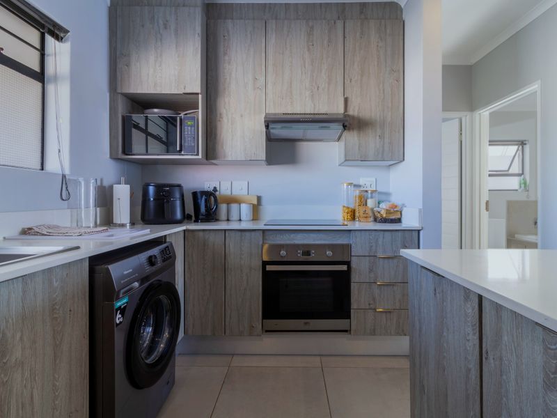 Modern 2 bedroom 2 bathroom first floor apartment in Morningside - Photo 8