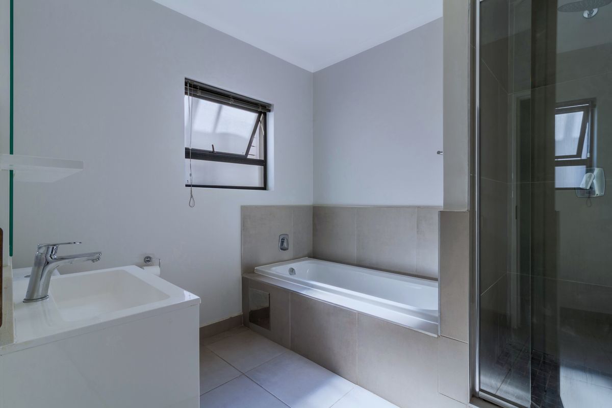 Modern 2 bedroom 2 bathroom first floor apartment in Morningside - Photo 2