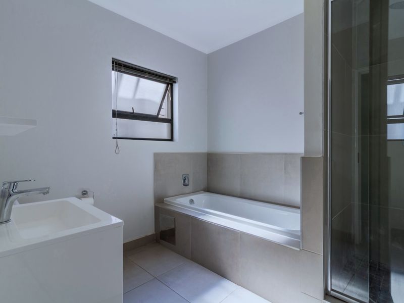 Modern 2 bedroom 2 bathroom first floor apartment in Morningside - Photo 2