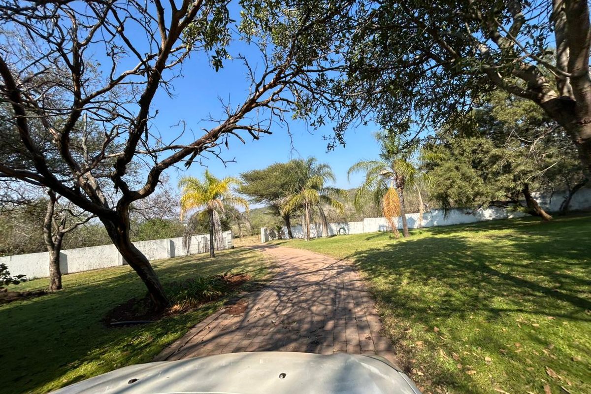 Spectacular 104-hectare Farm with Established Homes, Borehole, Warehouse & Wildlife — Ideal Retreat - Photo 4