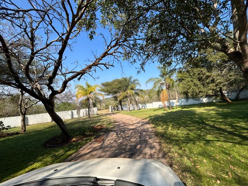 Spectacular 104-hectare Farm with Established Homes, Borehole, Warehouse & Wildlife — Ideal Retreat - Photo 4
