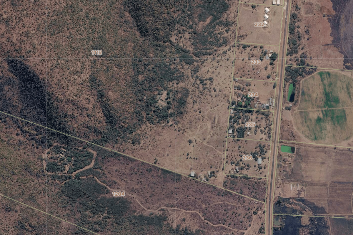 Spectacular 104-hectare Farm with Established Homes, Borehole, Warehouse & Wildlife — Ideal Retreat - Photo 3