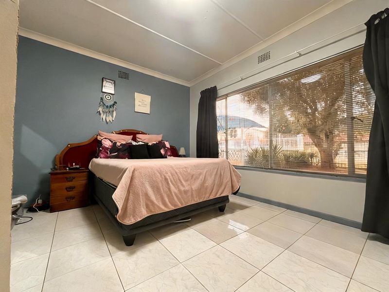 Beautiful Family Home in Brenthurst - Photo 10