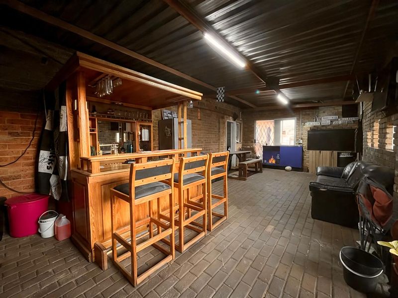 Beautiful Family Home in Brenthurst - Photo 6