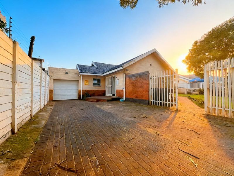 Beautiful Family Home in Brenthurst - Photo 2