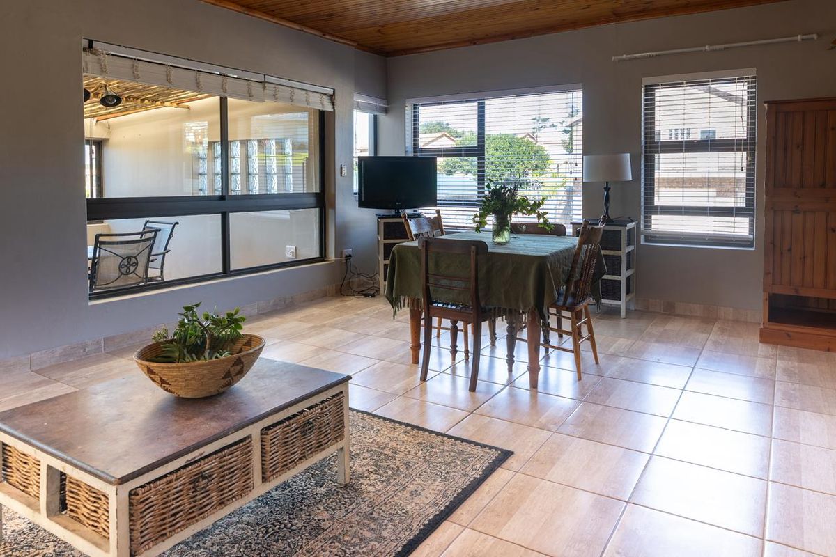 Coastal Comfort in the Heart of Stilbaai - Photo 2