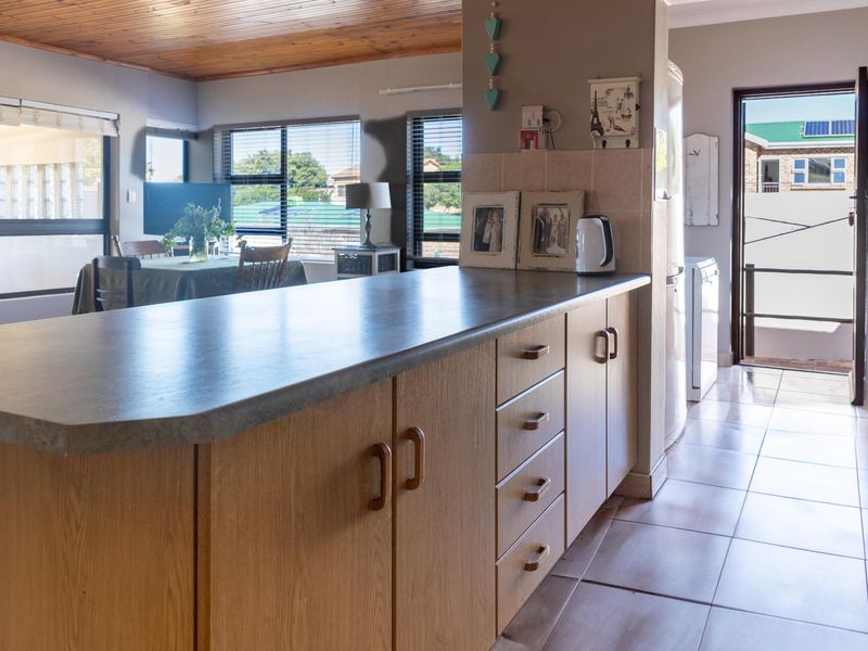 Coastal Comfort in the Heart of Stilbaai - Photo 8