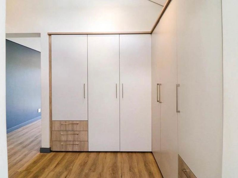 3 Bedroom 3 bathroom Townhouse for SALE in Bryanston - Photo 9
