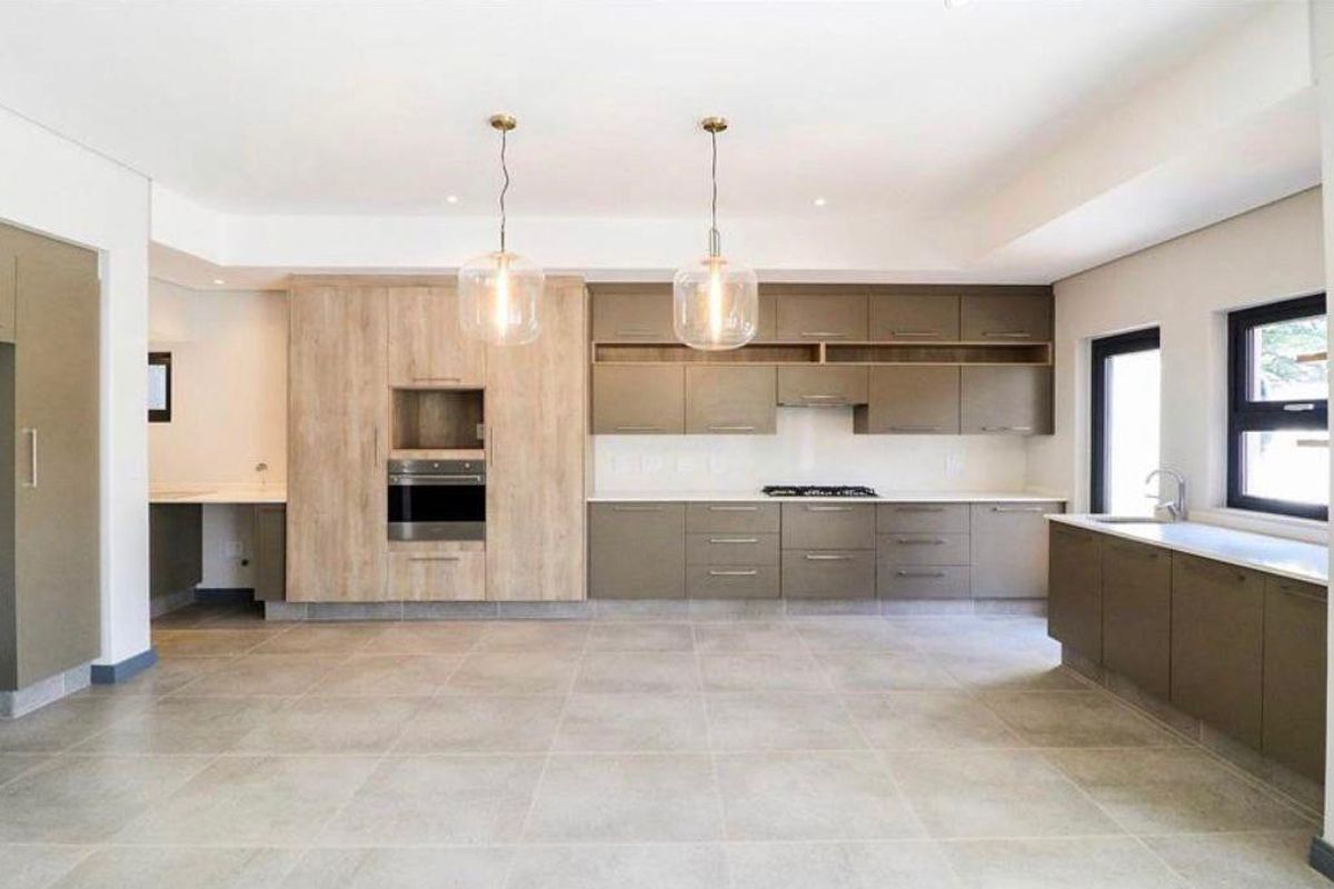3 Bedroom 3 bathroom Townhouse for SALE in Bryanston - Photo 4