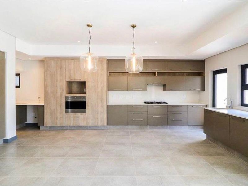 3 Bedroom 3 bathroom Townhouse for SALE in Bryanston - Photo 4
