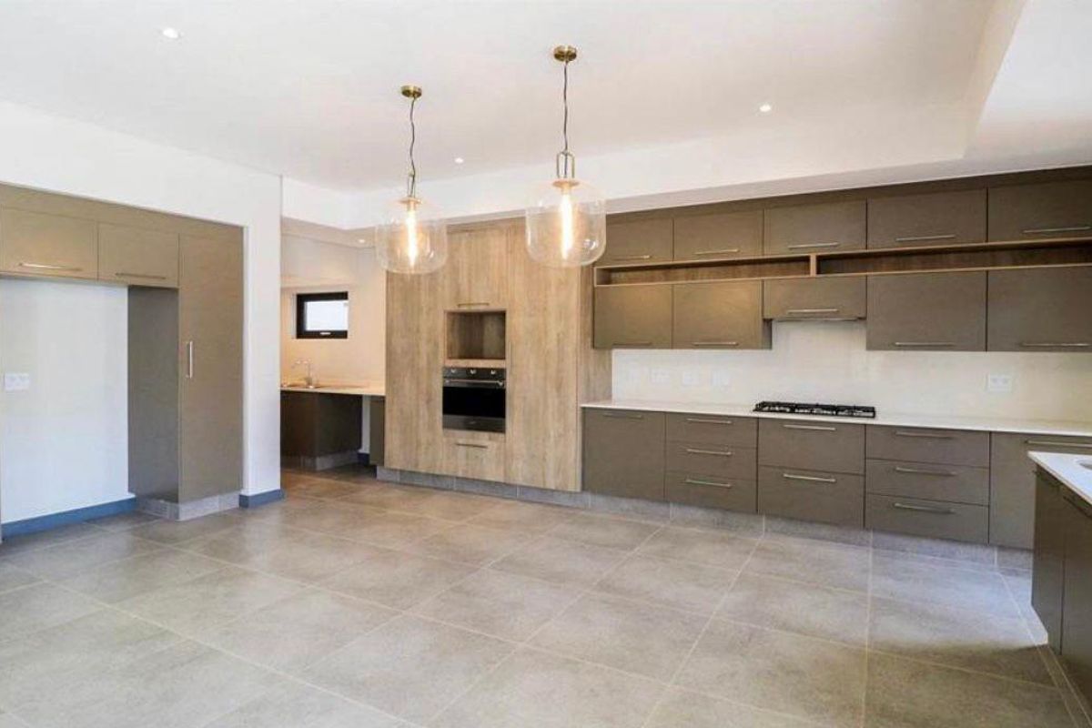 3 Bedroom 3 bathroom Townhouse for SALE in Bryanston - Photo 5