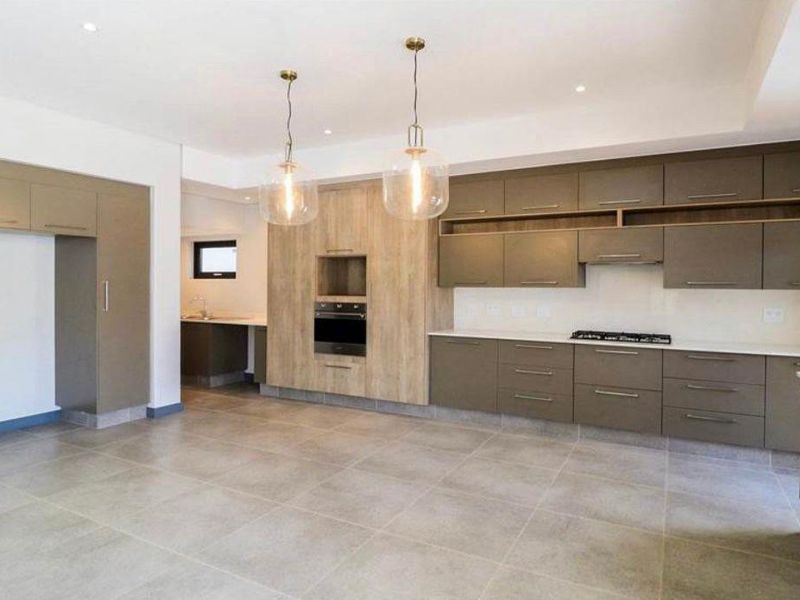 3 Bedroom 3 bathroom Townhouse for SALE in Bryanston - Photo 5