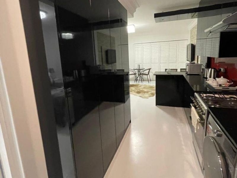Tastefully refurbished 1 bedroom apartment for Sale in Umhlanga Ridge. - Photo 5