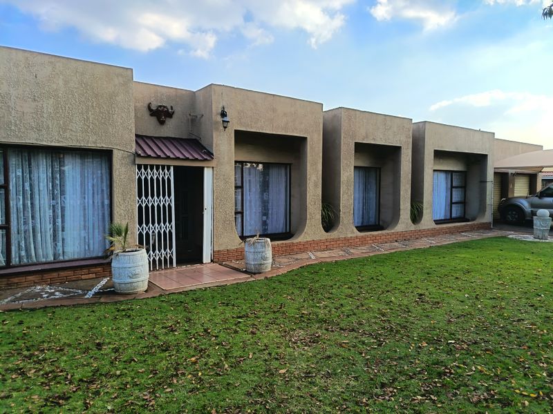 Prime family home with flatlet and pool - Photo 1