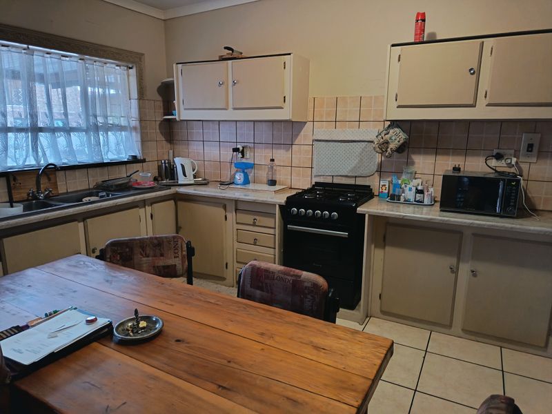 Prime family home with flatlet and pool - Photo 9