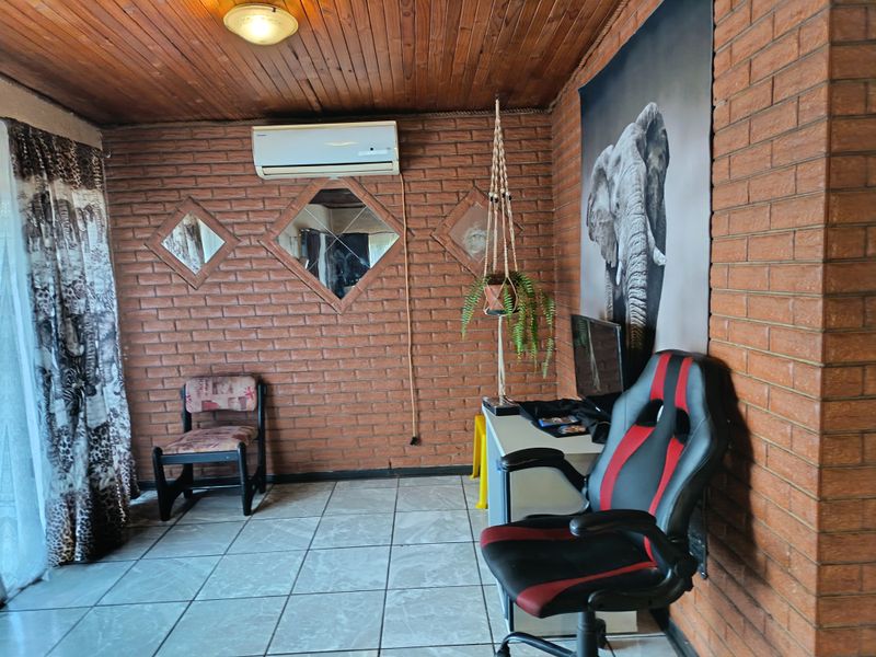 Prime family home with flatlet and pool - Photo 7