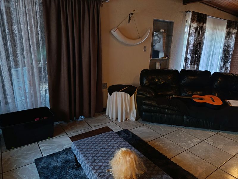 Prime family home with flatlet and pool - Photo 5