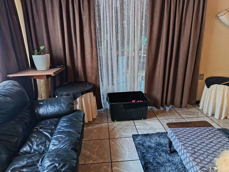 Prime family home with flatlet and pool - Photo 6